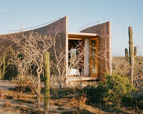 "Casa Langosta: Nereidas' Pink Concrete Oasis Emerges in the Coastal Deserts of Mexico"